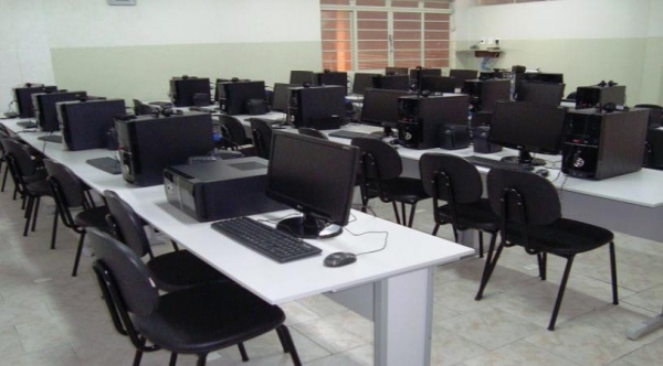 Sala de informática da EMEF Navarro de Andrade recebeu 17 cpus novos assim como teclados, mouses e estabilizadores (Da Assessoria).