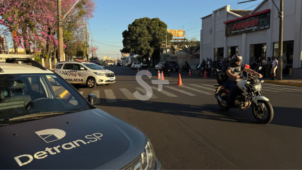 Blitz na Avenida Rio Branco, centro de Adamantina, nesta sexta-feira, 15 (Siga Mais).
