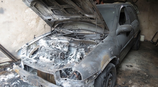 Veículo Corsa estacionado na garagem foi incendiado (Foto: Jorge Zanoni).