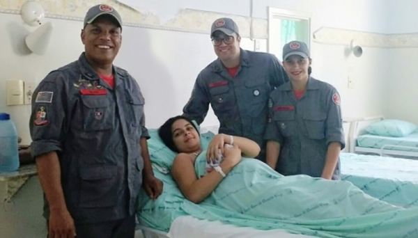 Equipe do Corpo de Bombeiros de Osvaldo Cruz ao lado da mãe e da bebê na Santa Casa. (Foto: Corpo de Bombeiros/Cedida)