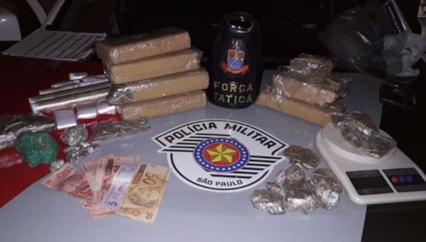 Droga foi localizada pela equipe da Força Tática no interior de geladeira, na casa do traficante (Foto: Cedida/PM).