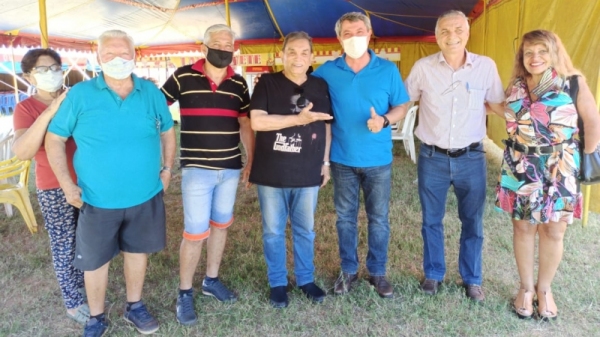 Dedé, ao lado do patriarca do Circo Dione, Dário (esquerda) e do prefeito de Junqueirópolis, Osmar Pinatto (direita), em Junqueirópolis (Assessoria de Imprensa/PMJ).