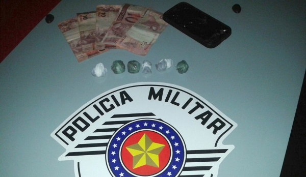 Adolescente portava seis porções de maconha e dinheiro, e confessou que comercializa a droga (Foto: Polícia Militar/Cedida).