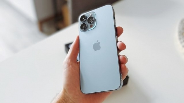 A Apple foi processada por vender os smartphones, desde o iPhone 12, sem o carregador de energia para tomada de parede (Foto: David ?vihovec/Unsplash).