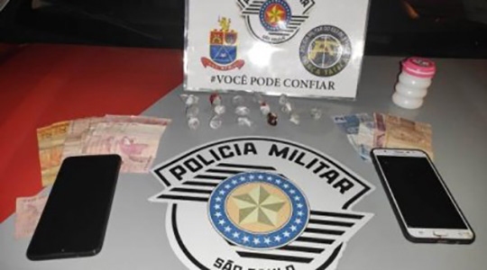 Maconha, celulares e dinheiro apreendidos após a abordagem da dupla envolvida com o tráfico de drogas (Cedida/PM).