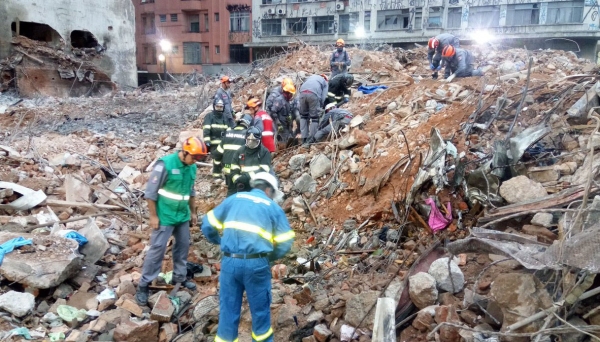 Escavações no local foram intensificadas onde o corpo foi encontrado (Foto: Corpo de Bombeiros SP).