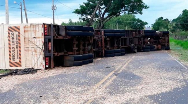 Carreta tomba e carga fica esparramada pela pista. Motorista foi socorrido com ferimentos leves (Foto: João Mário Trentini/Reprodução Bastos Já).