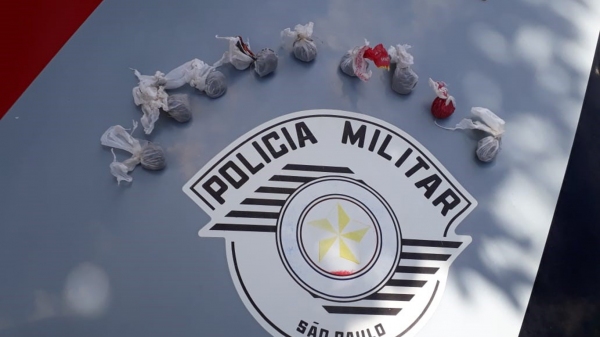 Na operação nove porções de maconha foram apreendidas pela Polícia Militar (Foto: Cedida/PM).