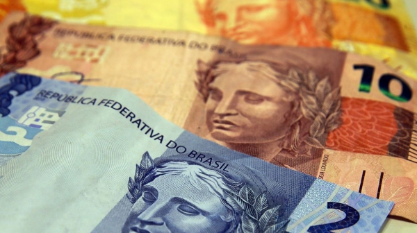 Segundo o Ministério da Economia, a queda da inflação decorrente da retração da atividade econômica impactou o reajuste do mínimo (Marcello Casal Jr/Agência Brasil).