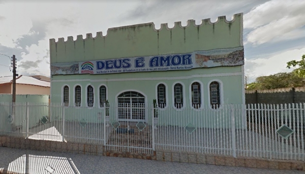 Templo da Igreja Deus é Amor, em Osvaldo Cruz, foi alvo da ação de assaltantes, que invadiram local e levaram dinheiro do cofre (Foto: Google Street View).