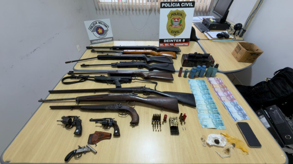 Armas, municoes, drogas e dinheiro apreendidos (Cedida/Policia Civil).