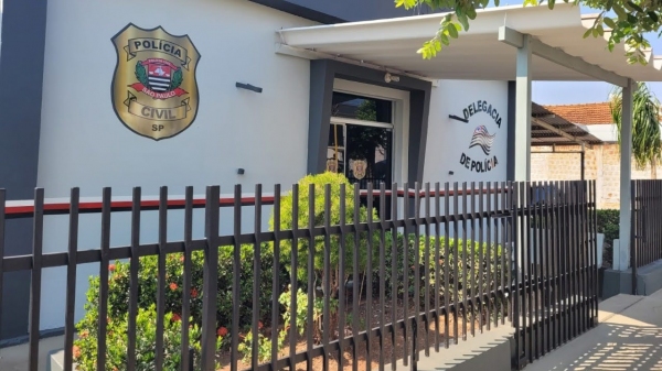 Delegacia da Polícia Civil de Junqueirópolis, onde o homem foi autuado e preso (Divulgação/PC).