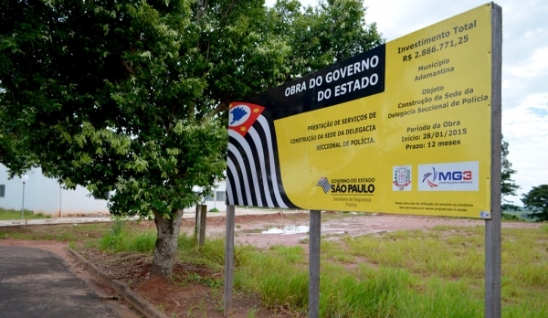 Obras da Delegacia Seccional de Polícia em Adamantina. Área recebeu terraplanagem e nada mais avançou. Novo prazo é julho de 2017.  (Foto: Acácio Rocha).