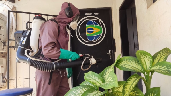 Equipes da saúde municipal aplicam inseticidas em ações de bloqueio ao mosquito (Foto: Everton Santos/Diário do Oeste).