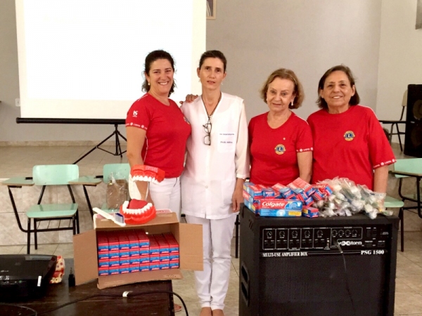 Dra. Célia Freire, Dra. Adelisa, Neusa Balzanini e Alair durante a palestra no Lar Cristão (Foto: Asses. Imprensa/Lions Clube).
