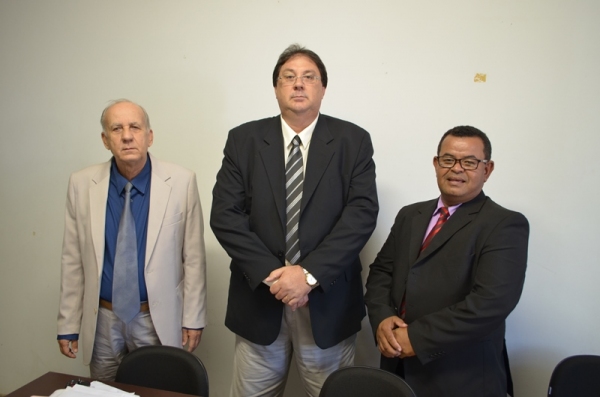 Luiz Carlos Galvão, Fábio Roberto Amadio e Roberto Honório de Oliveira, antes da abertura da segunda série de depoimentos, na tarde de hoje (Foto: Acácio Rocha).