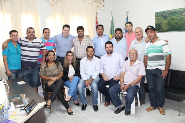 Deputado estadual Cauê Macris no gabinete do prefeito Ismael Calori com os vereadores, secretários e demais participantes