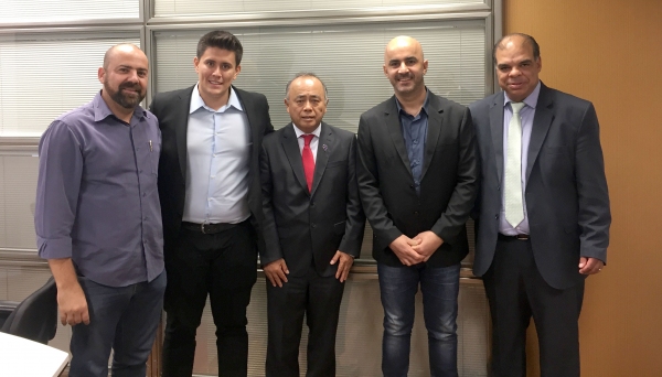 Vereadores Alcio Ikeda e Acácio Rocha no gabinete do deputado estadual Pedro Kaká (ao centro), na Assembleia Legislativa do Estado de São Paulo (Foto: Da Assessoria).