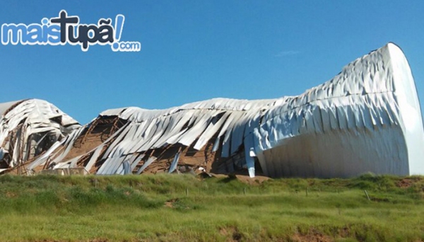 Estrutura de galpão metálico desaba com 300 mil sacas de amendoim (Foto: Nilton Mendonça/Reprodução: Mais Tupã).