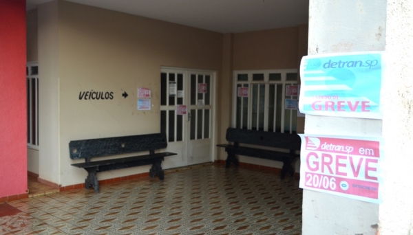 Na unidade do DetranSP em Adamantina, cartazes indicam paralisação dos funcionários, o que deve ocorrer a partir de segunda-feira (Foto: Acácio Rocha).