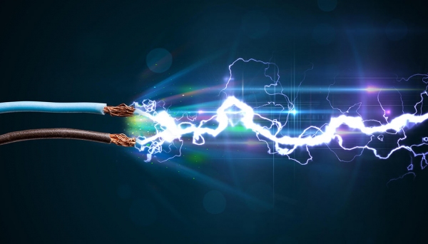 Menino mexia em um aparelho DVD ligado na tomada quando recebeu a descarga elétrica (Imagem: Ilustração).