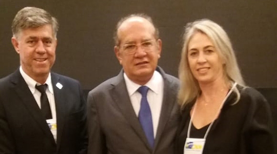 Prefeito Márcio Cardim e Claudia Bitencurte, procuradora jurídica do município, com o Ministro do STF, Gilmar Mendes durante o I Congresso Nacional de Improbidade Administrativa em Brasília (Da Assessoria).