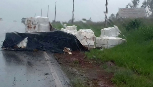 Carga de celulose que era transportada em carreta, cai na pista da SP-294, entre Adamantina e Flórida Paulista. (Foto: Cedida/DER ? Reprodução FM Metrópole).