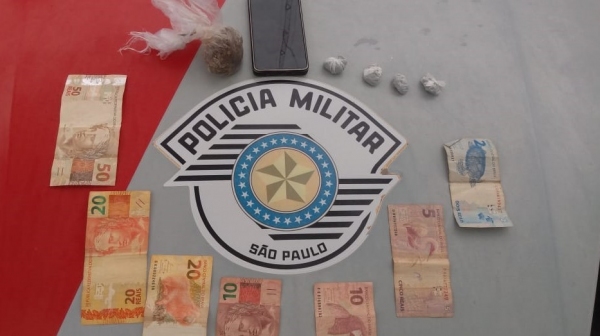 Na manhã do domingo, homem foi flagrado e preso pela Polícia Militar com porções de maconha (Divulgação/PM).