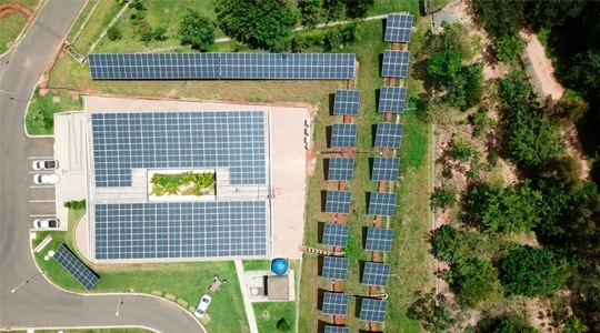 A Estação de Tratamento de Esgoto de Mogi Mirim foi a primeira instalação de saneamento no país a adotar a produção de energia solar em parceria com a Sabesp e o SESAMM  - Serviços de Saneamento de Mogi Mirim (Divulgação/Sabesp).