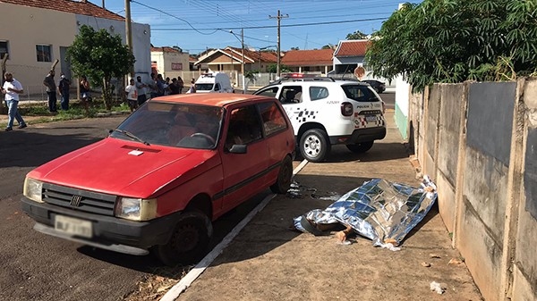 Corpo foi localizado ao lado do carro furtado pouco antes para o cometimento do homicÃdio (Foto: Diego Fernandes/Folha Regional).
