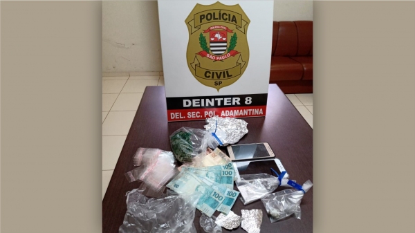 Drogas e materiais apreendidos no cumprimento de mandado, junto com os irmãos (Divulgação/PC).