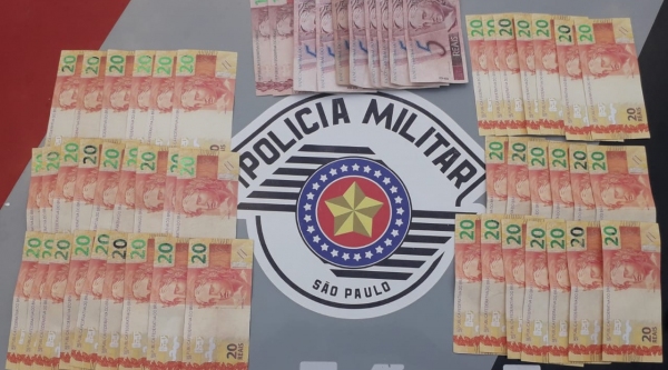 Dinheiro apreendido pela Polícia Militar, nesta quarta-feira, em Adamantina (Cedida/PM).
