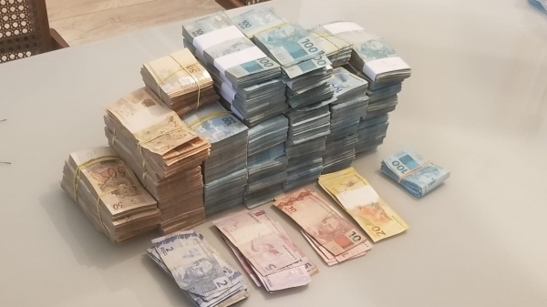 Parte dos R$ 1,2 milhão em dinheiro apreendidos hoje na operação (Foto: Polícia Civil).