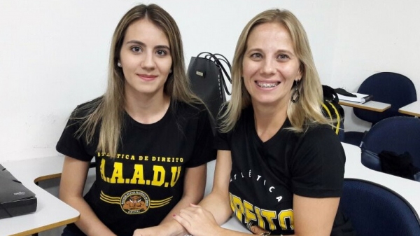 Maria Alice Pigarri e Caroline Pigarri de Sousa, mãe e filha que se formaram juntas no curso de Direito da UniFAI e que foram aprovadas, também juntas, no Exame da OAB (Acervo Pessoal).