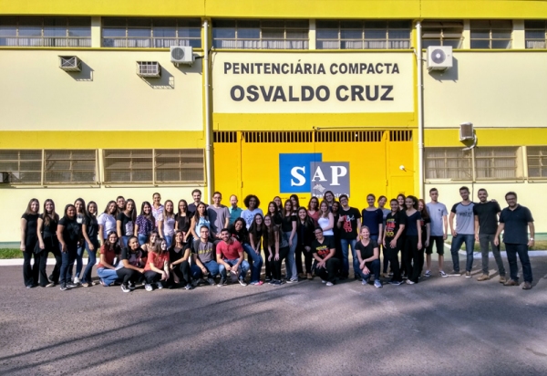 Grupo de 50 alunos dos cursos de direito e serviço social do Centro Universitário de Adamantina (UniFAI) visitou no último sábado, 31 de agosto, a Penitenciária de Osvaldo Cruz (Foto: Acervo Pessoal).