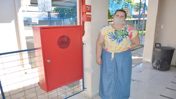 Diretora da APAE de Adamantina, Érica Grespi Maião, ao lado de um dos hidrantes instalados na entidade (Assessoria de Imprensa do IR do Bem).