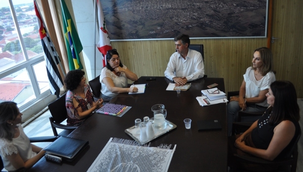 Representantes da DRADS - Diretoria Regional de Assistência Social foram recepcionados no gabinete do prefeito, em Adamantina (Foto: Assessoria de Imprensa).