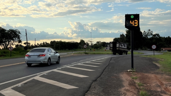 Display de velocidade na SP-294, altura da rotatória à Rodovia Plácido Rocha/Bairro Lagoa Seca (Foto: Siga Mais).