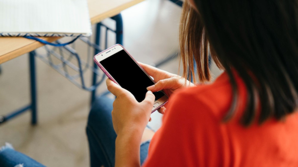 Celular foi proibido a alunos dentro e fora da sala de aula nas escolas municipais da cidade do Rio de Janeiro (Freepik).
