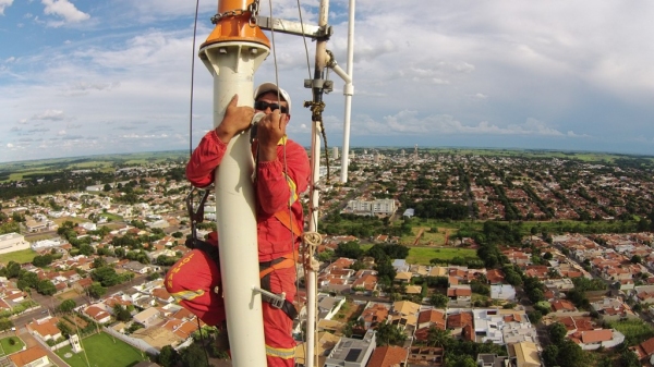 Técnico faz a instalação de equipamentos no alto da nova torre de 80 metros, do Grupo Jóia de Comunicação, em Adamantina (Foto: Luiz Andrade/Imagem Produções).