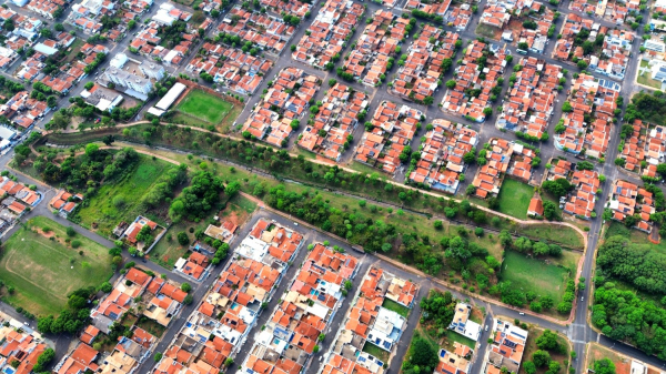 Parque Caldeira margeado pelos bairros Eldorado e Jardim das Acacias (Foto: Fabio Chaves/@adtdrone).