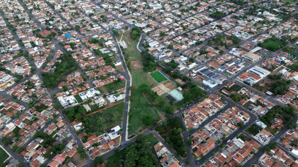 Parque dos Pioneiros em Adamantina (Imagem: Fabio Chaves / @adtdrone).