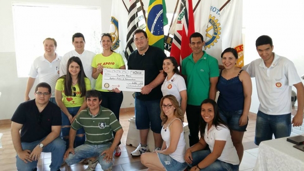 Representantes da Associação Apelos e Patas recebendo a doação (Foto:Assessoria de Imprensa)