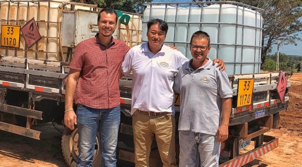 João Vitor Marega e os sócios da Fama Aviação Agrícola, Gustavo Endo Yamaguchi e Rogério Guido (Divulgação).