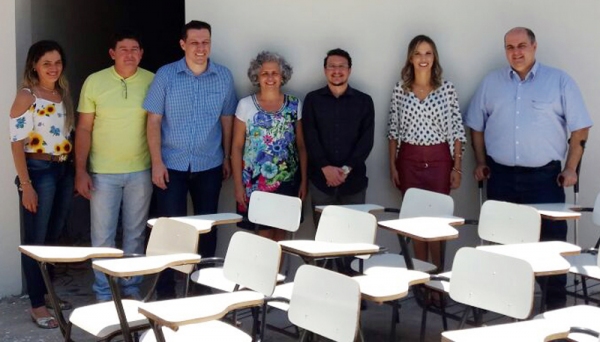 UniFAI entregou nesta terça-feira, 17 a doação de carteiras universitárias para oficinas da clínica PAI Nosso Lar (Foto: Assessoria de Imprensa da UniFAI).