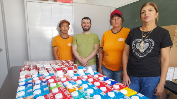 Representantes do Lar dos Velhos receberam os 120 litros de leite arrecadados na Corrida 5K do JUFAI 2025 (Foto: Priscila Caldeira/FAI).