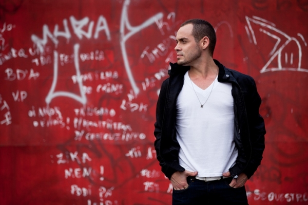 Ganhador do 22º Prêmio da Música Brasileira, o jovem cantor pernambucano Paulo Neto apresenta em Lucélia show dedicado à obra de Belchior (Foto: Divulgação).