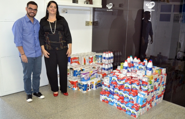 A presidente do Fundo Social de Solidariedade e primeira-dama de Adamantina, Marisa Cardim, recebeu simbolicamente das mãos do diretor do Departamento de Comunicação da UniFAI, Fabrício Lopes, os donativos arrecadados nas inscrições da IV Corrida e Caminhada Noturna UniFAI 5K. (Foto: Daniel Torres)