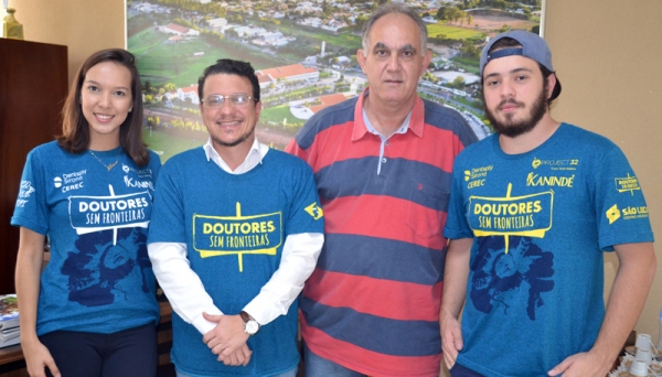 Maria Eduarda Vilela Rodrigues da Cunha, do 6º termo de Medicina, reitor da UniFAI Prof. Dr. Paulo Sergio da Silva, pró-reitor de Extensão Prof. Dr. Delcio Cardim, e Bruno Macorini, aluno do 5º termo de Odontologia, após reunião na última segunda-feira, 11 (Foto: Daniel Torres).