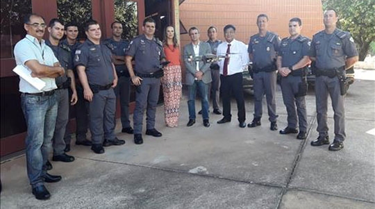 Integrantes da PM e juÃza Ruth Duarte Menegatti vistoriam o equipamento (Divulgação).